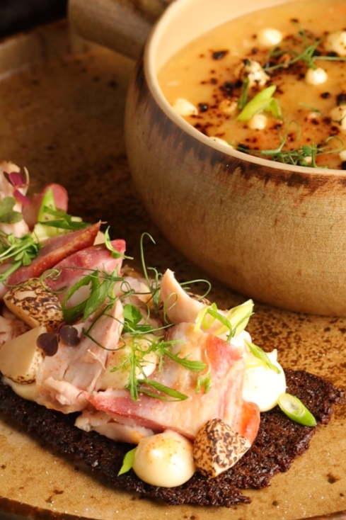 Салат и овощи в вертикальном кадре