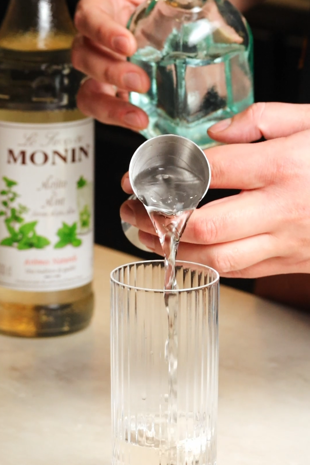 Продукты и сервировка на столе